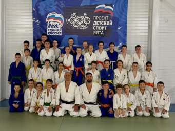 Символическое объединение сил на фоне крымских гор и моря